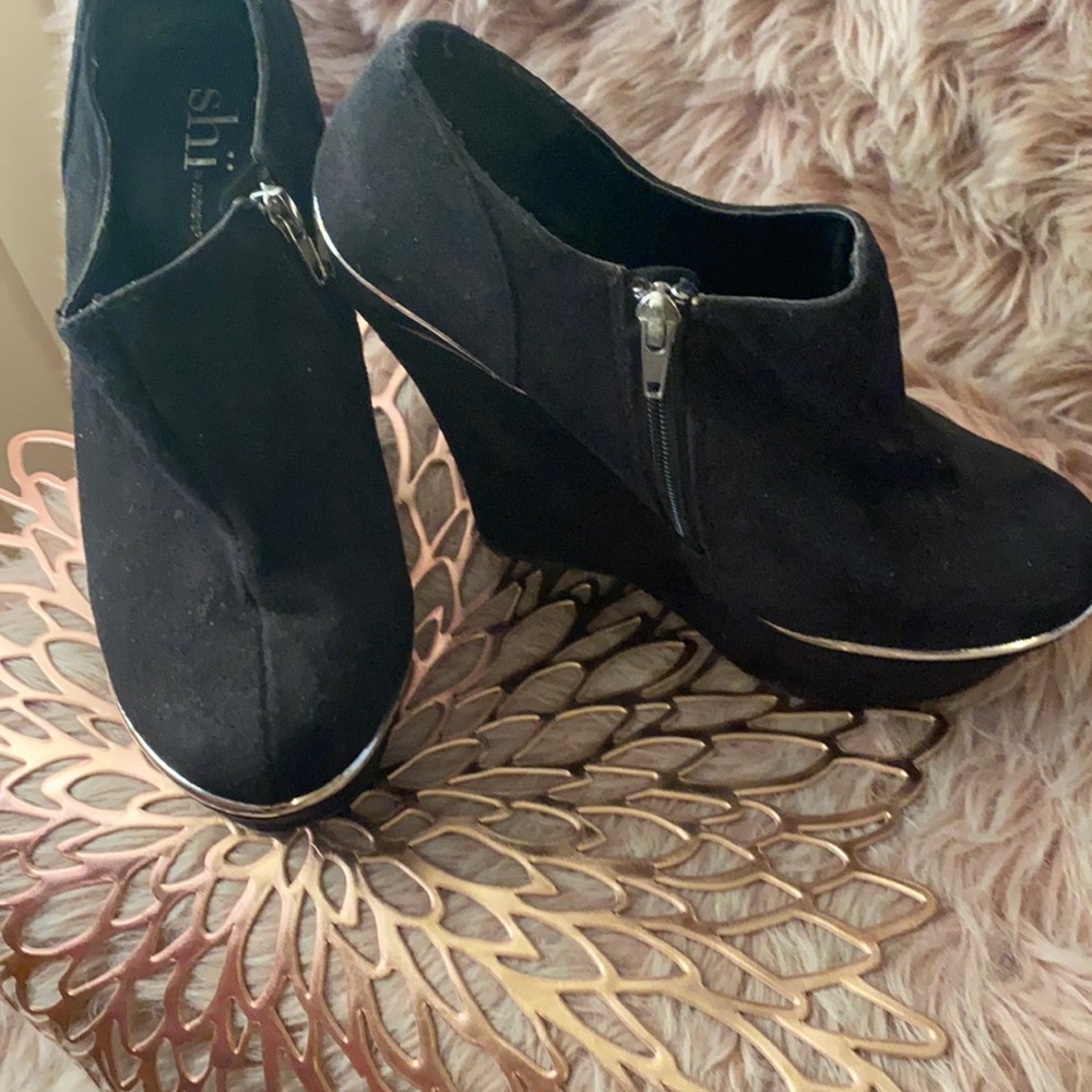 Black and silver wedges